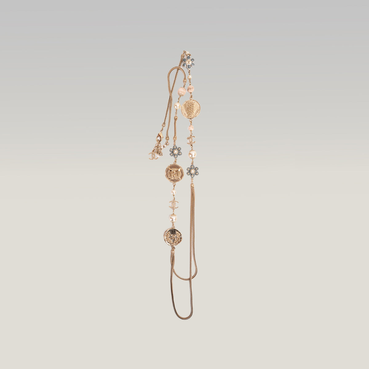 Chanel Collana Lunga Vintage del 2016 in Metallo Dorato con Perle, Medaglioni e Charm CC