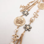 Chanel Collana Lunga Vintage del 2016 in Metallo Dorato con Perle, Medaglioni e Charm CC
