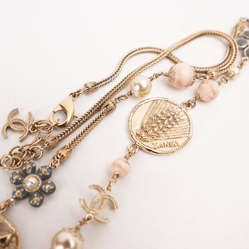 Chanel Collana Lunga Vintage del 2016 in Metallo Dorato con Perle, Medaglioni e Charm CC