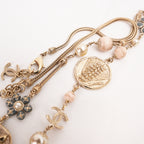 Chanel Collana Lunga Vintage del 2016 in Metallo Dorato con Perle, Medaglioni e Charm CC