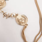 Chanel Collana Lunga Vintage del 2016 in Metallo Dorato con Perle, Medaglioni e Charm CC