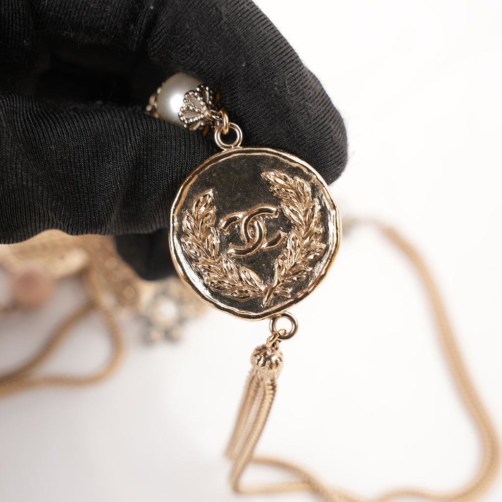 Chanel Collana Lunga Vintage del 2016 in Metallo Dorato con Perle, Medaglioni e Charm CC