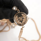 Chanel Collana Lunga Vintage del 2016 in Metallo Dorato con Perle, Medaglioni e Charm CC