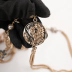 Chanel Collana Lunga Vintage del 2016 in Metallo Dorato con Perle, Medaglioni e Charm CC