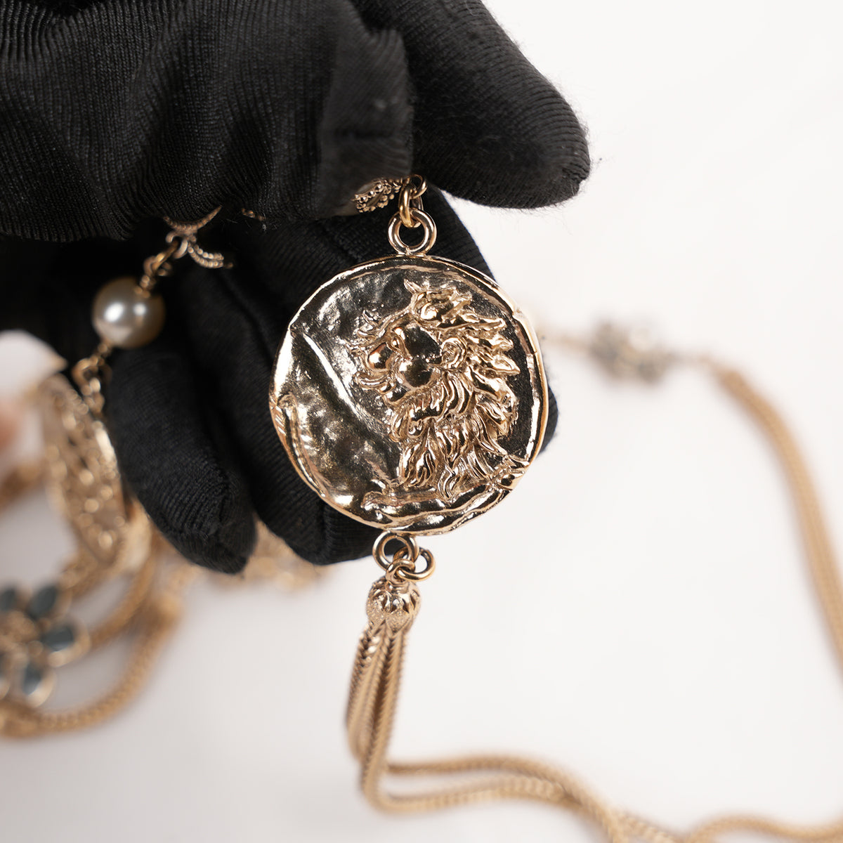 Chanel Collana Lunga Vintage del 2016 in Metallo Dorato con Perle, Medaglioni e Charm CC