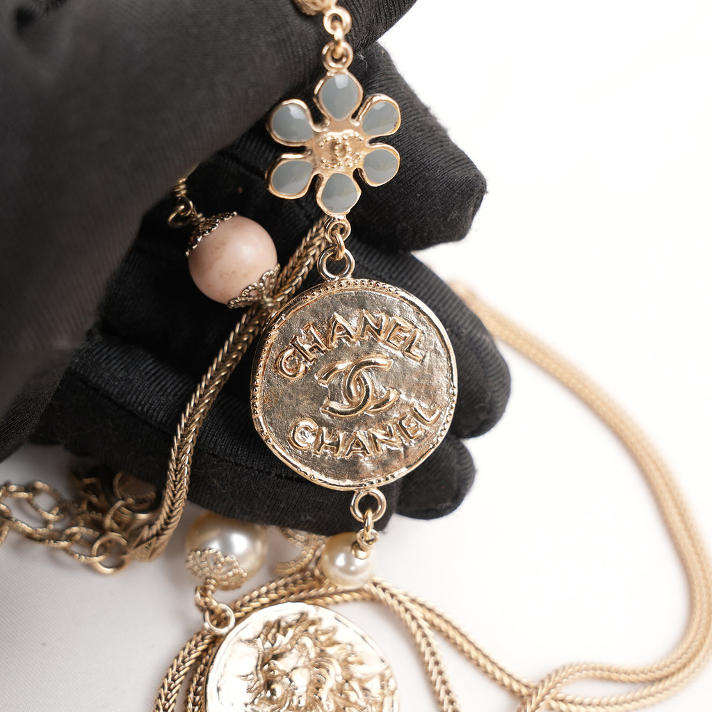 Chanel Collana Lunga Vintage del 2016 in Metallo Dorato con Perle, Medaglioni e Charm CC