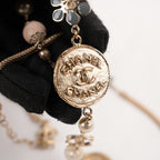 Chanel Collana Lunga Vintage del 2016 in Metallo Dorato con Perle, Medaglioni e Charm CC