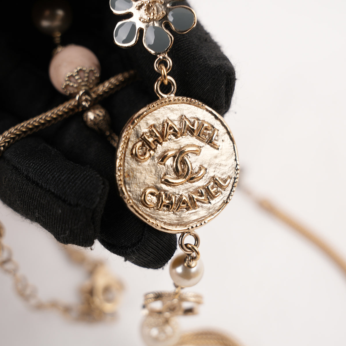 Chanel Collana Lunga Vintage del 2016 in Metallo Dorato con Perle, Medaglioni e Charm CC