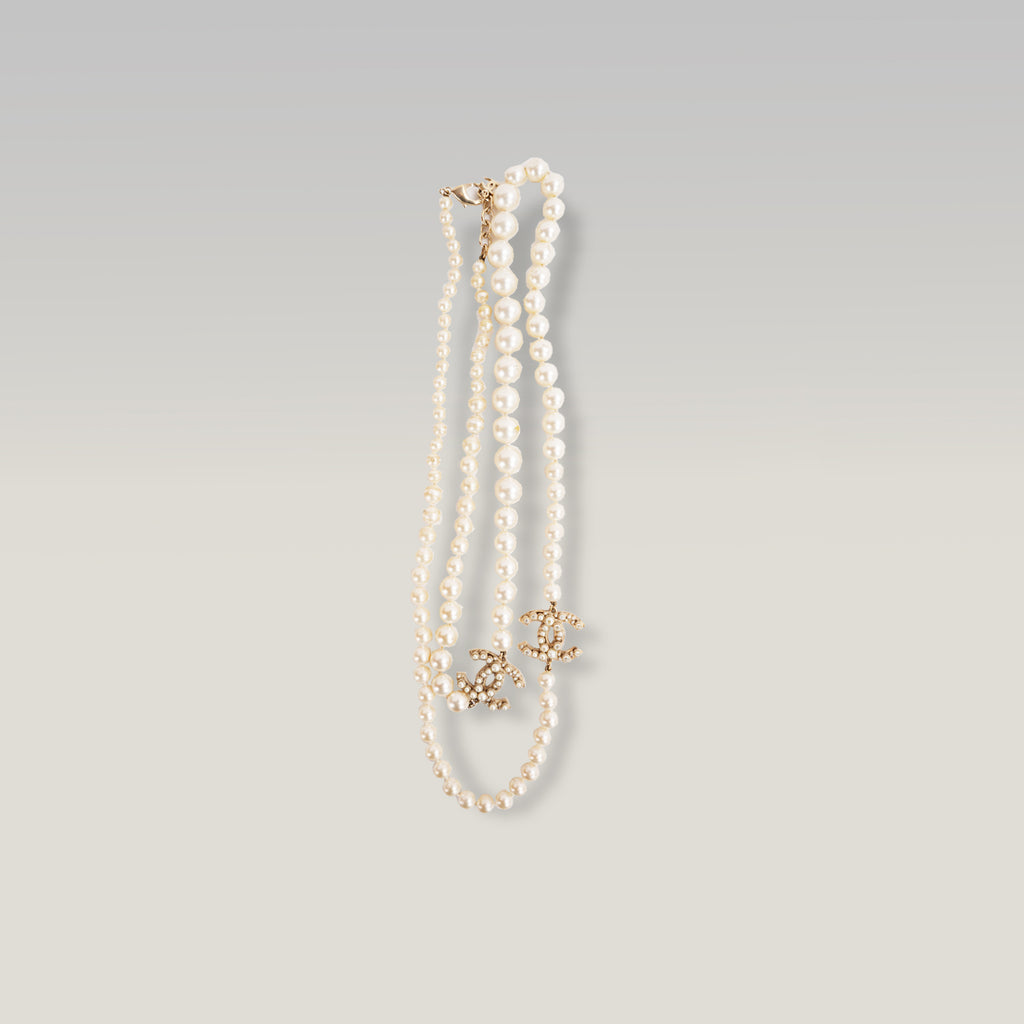 Chanel Collana Lunga Vintage del 2014 con Perle Bianche e Doppio Logo CC Dorato