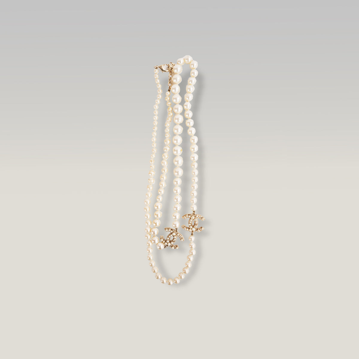 Chanel Collana Lunga Vintage del 2014 con Perle Bianche e Doppio Logo CC Dorato