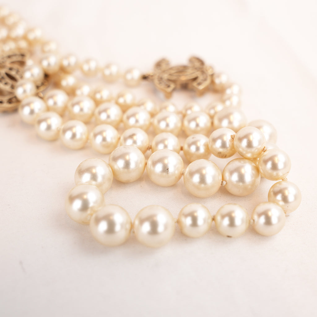 Chanel Collana Lunga Vintage del 2014 con Perle Bianche e Doppio Logo CC Dorato
