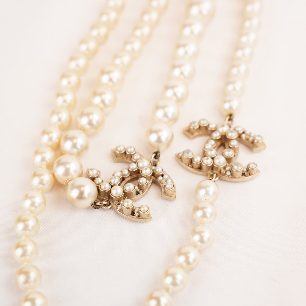 Chanel Collana Lunga Vintage del 2014 con Perle Bianche e Doppio Logo CC Dorato