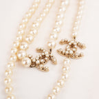 Chanel Collana Lunga Vintage del 2014 con Perle Bianche e Doppio Logo CC Dorato