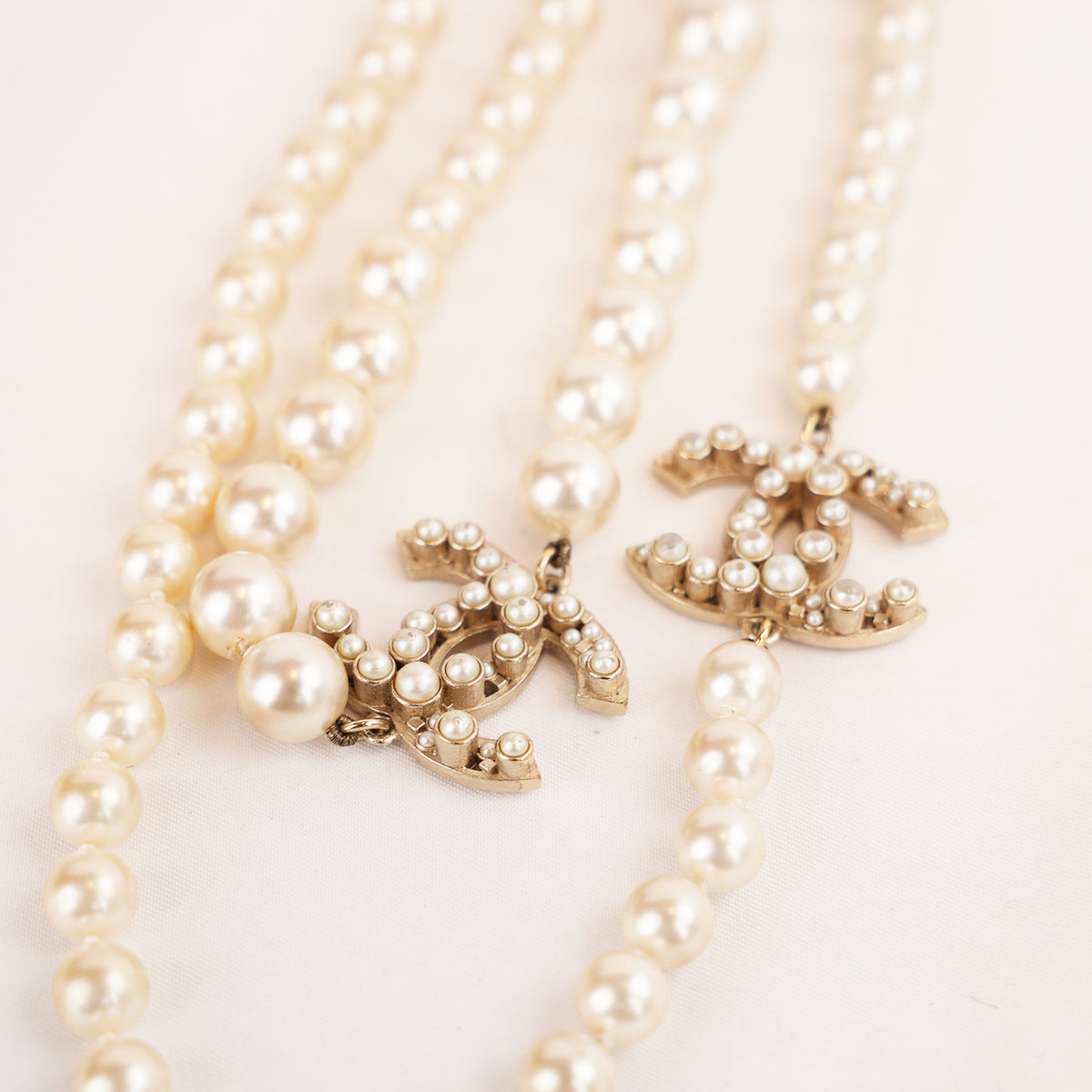 Chanel Collana Lunga Vintage del 2014 con Perle Bianche e Doppio Logo CC Dorato