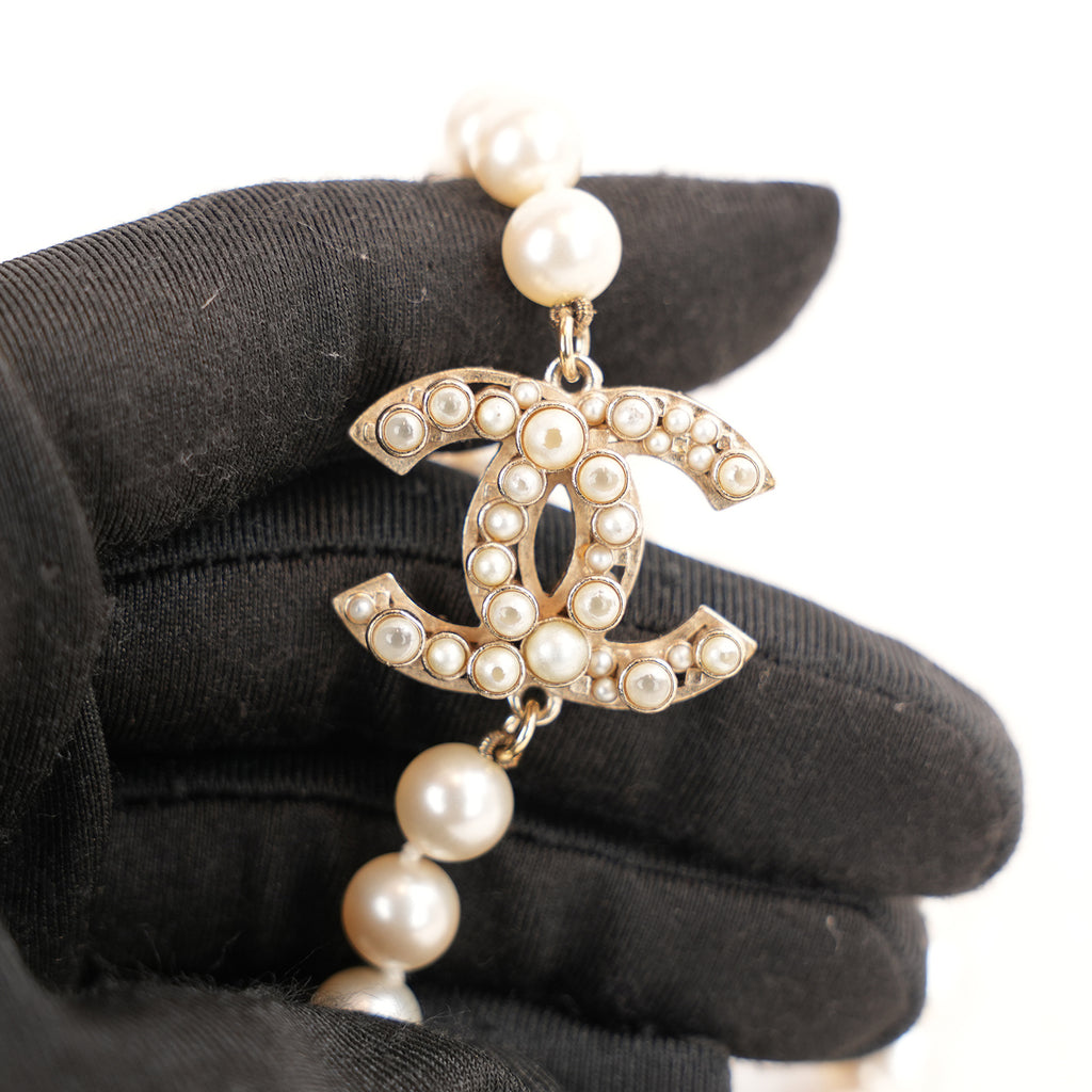 Chanel Collana Lunga Vintage del 2014 con Perle Bianche e Doppio Logo CC Dorato