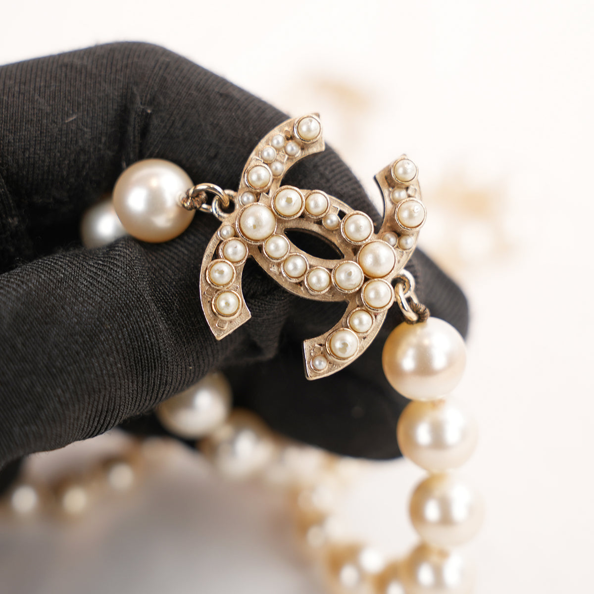 Chanel Collana Lunga Vintage del 2014 con Perle Bianche e Doppio Logo CC Dorato