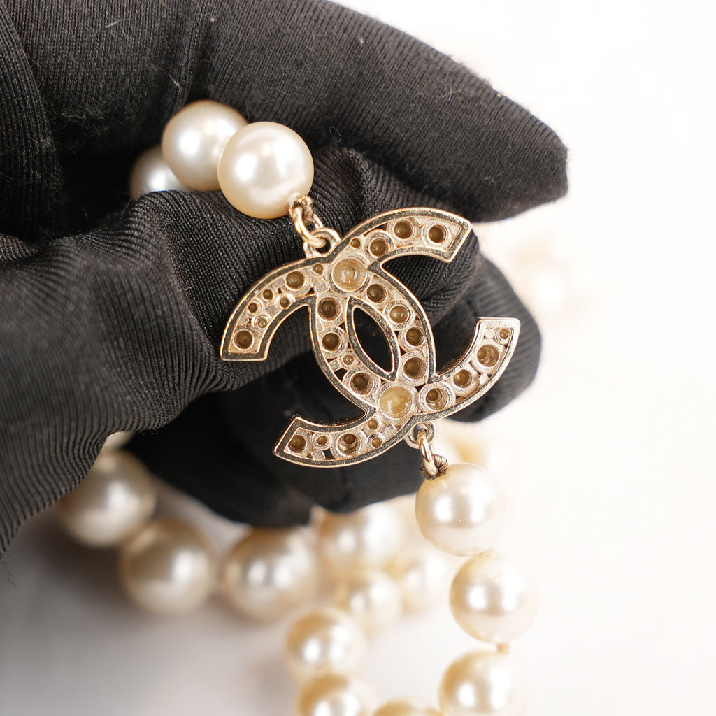 Chanel Collana Lunga Vintage del 2014 con Perle Bianche e Doppio Logo CC Dorato