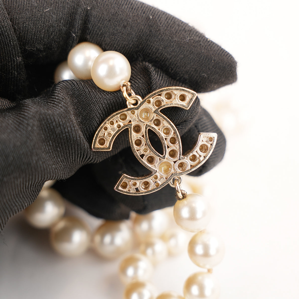 Chanel Collana Lunga Vintage del 2014 con Perle Bianche e Doppio Logo CC Dorato