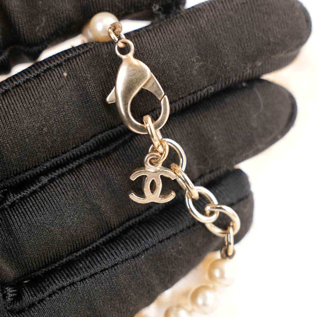 Chanel Collana Lunga Vintage del 2014 con Perle Bianche e Doppio Logo CC Dorato
