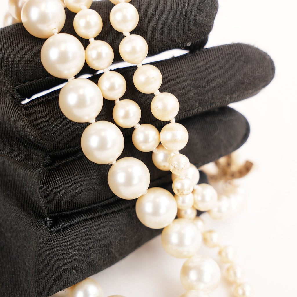 Chanel Collana Lunga Vintage del 2014 con Perle Bianche e Doppio Logo CC Dorato