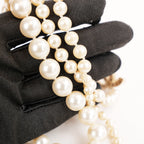 Chanel Collana Lunga Vintage del 2014 con Perle Bianche e Doppio Logo CC Dorato