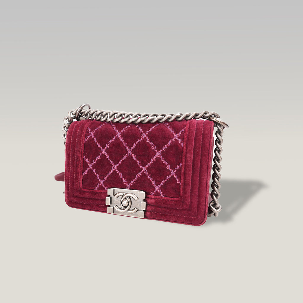 Chanel Le Boy Small Borsa a Spalla in Velluto Bordeaux Matelassé con Catena Argentata