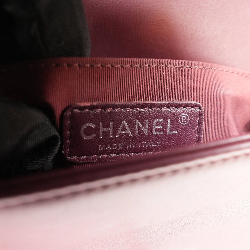 Chanel Le Boy Small Borsa a Spalla in Velluto Bordeaux Matelassé con Catena Argentata