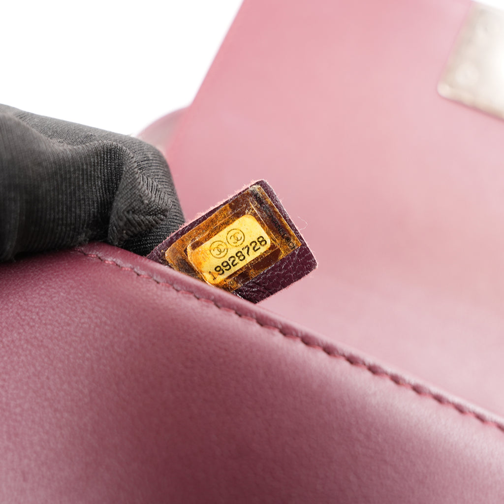 Chanel Le Boy Small Borsa a Spalla in Velluto Bordeaux Matelassé con Catena Argentata
