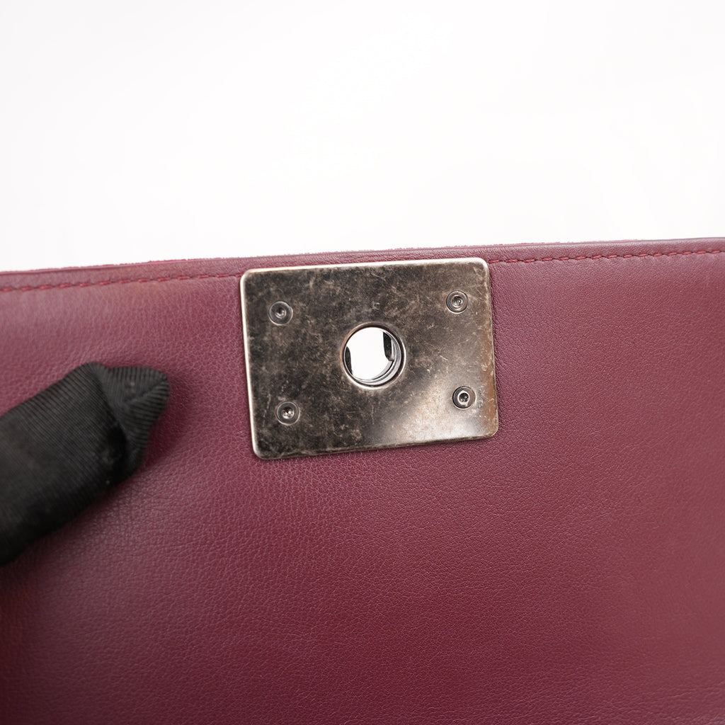 Chanel Le Boy Small Borsa a Spalla in Velluto Bordeaux Matelassé con Catena Argentata