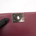 Chanel Le Boy Small Borsa a Spalla in Velluto Bordeaux Matelassé con Catena Argentata
