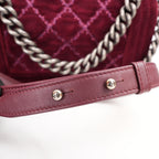 Chanel Le Boy Small Borsa a Spalla in Velluto Bordeaux Matelassé con Catena Argentata