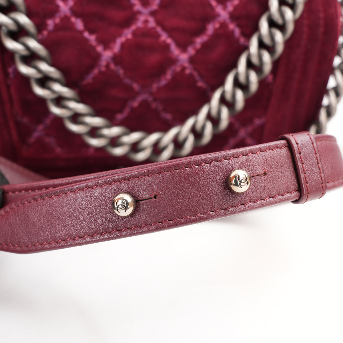 Chanel Le Boy Small Borsa a Spalla in Velluto Bordeaux Matelassé con Catena Argentata
