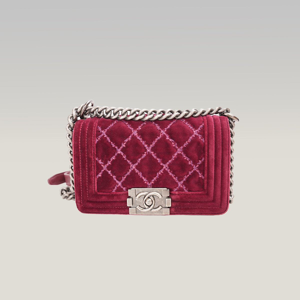 Chanel Le Boy Small Borsa a Spalla in Velluto Bordeaux Matelassé con Catena Argentata