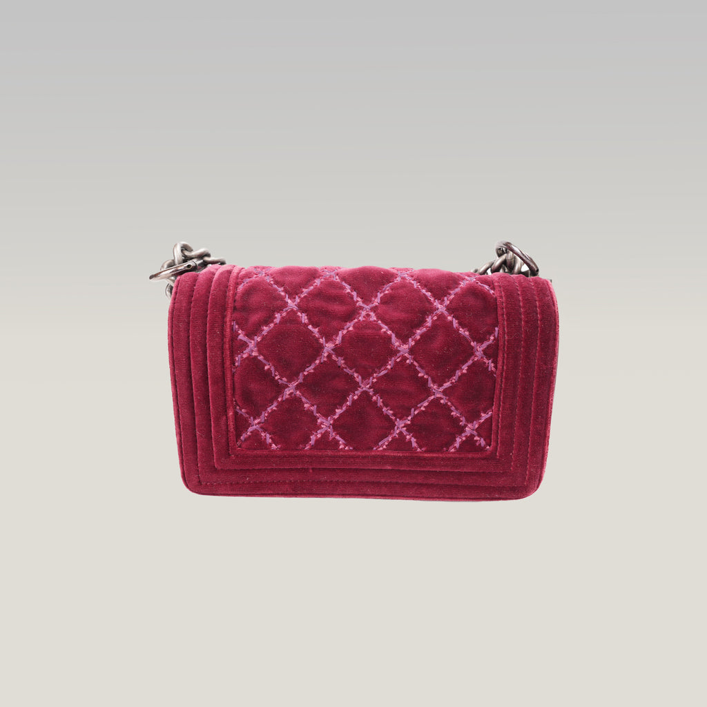 Chanel Le Boy Small Borsa a Spalla in Velluto Bordeaux Matelassé con Catena Argentata