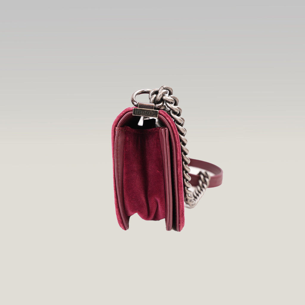 Chanel Le Boy Small Borsa a Spalla in Velluto Bordeaux Matelassé con Catena Argentata