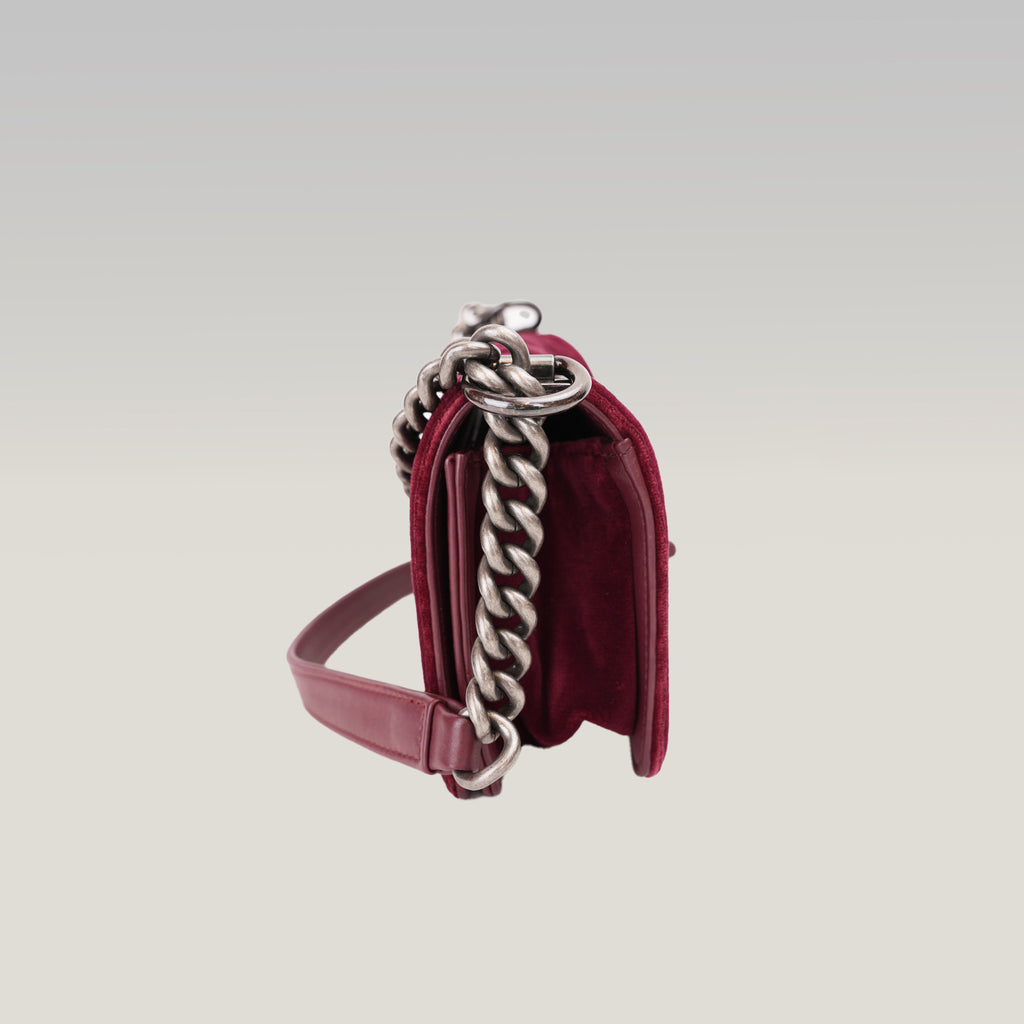 Chanel Le Boy Small Borsa a Spalla in Velluto Bordeaux Matelassé con Catena Argentata