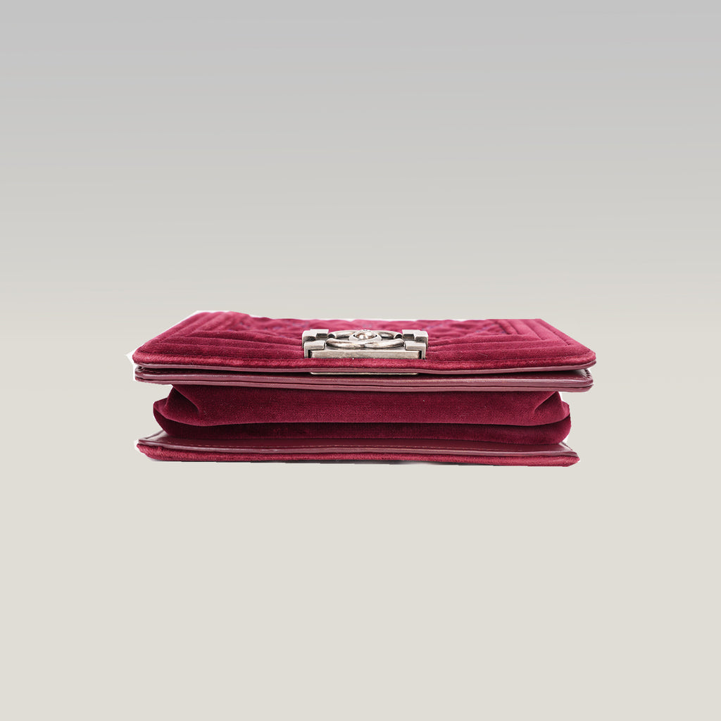 Chanel Le Boy Small Borsa a Spalla in Velluto Bordeaux Matelassé con Catena Argentata