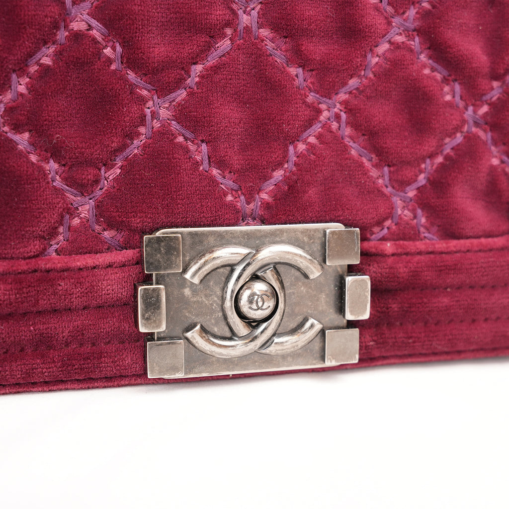 Chanel Le Boy Small Borsa a Spalla in Velluto Bordeaux Matelassé con Catena Argentata