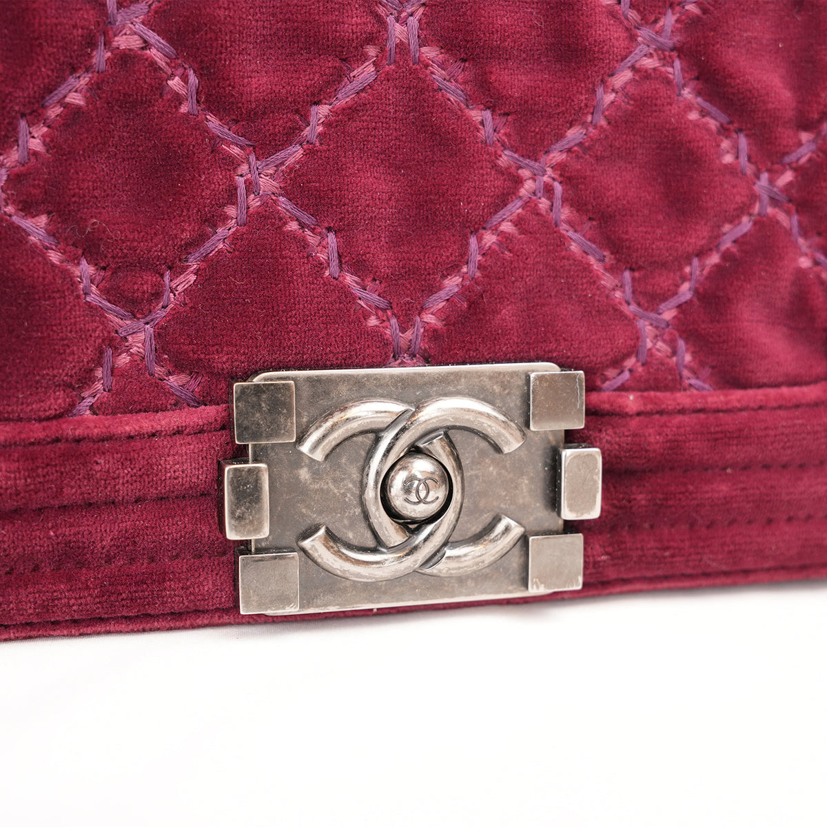 Chanel Le Boy Small Borsa a Spalla in Velluto Bordeaux Matelassé con Catena Argentata