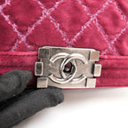 Chanel Le Boy Small Borsa a Spalla in Velluto Bordeaux Matelassé con Catena Argentata
