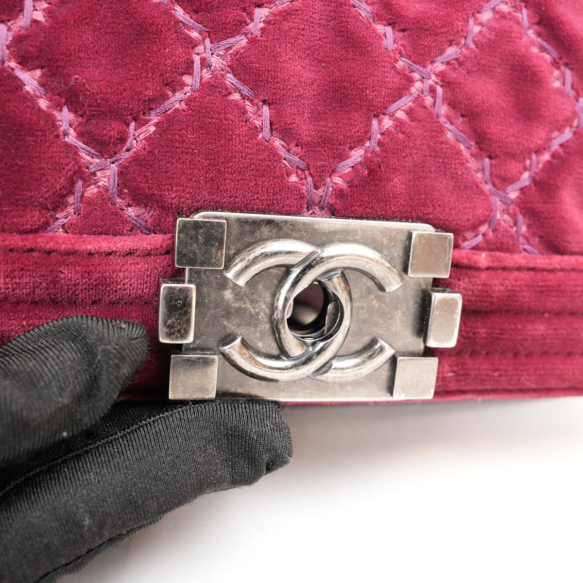Chanel Le Boy Small Borsa a Spalla in Velluto Bordeaux Matelassé con Catena Argentata
