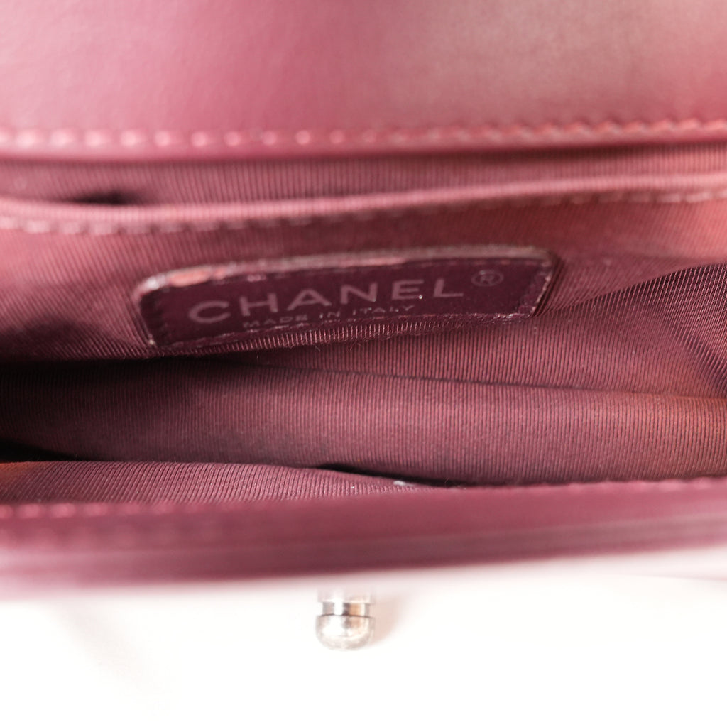 Chanel Le Boy Small Borsa a Spalla in Velluto Bordeaux Matelassé con Catena Argentata