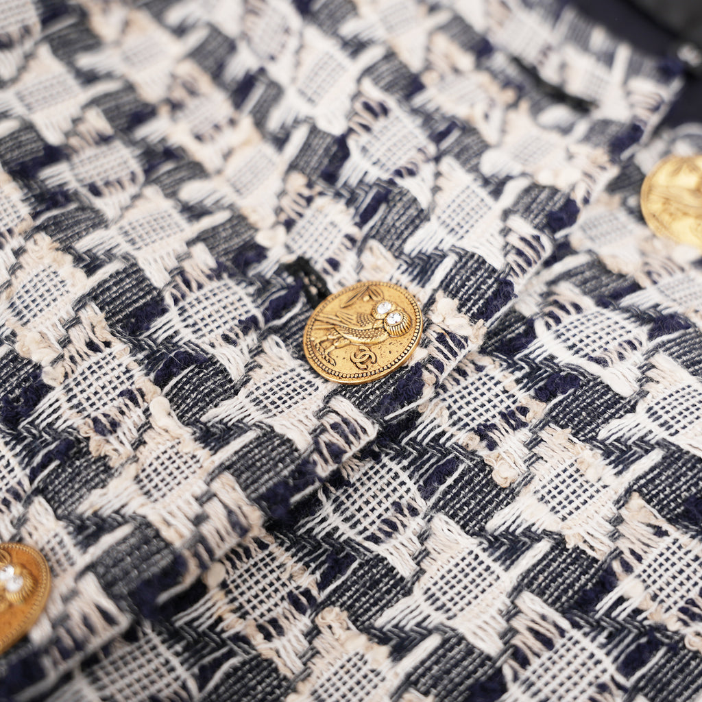 Chanel Abito Tweed Navy e Bianco con Bottoni Gioiello Dorati