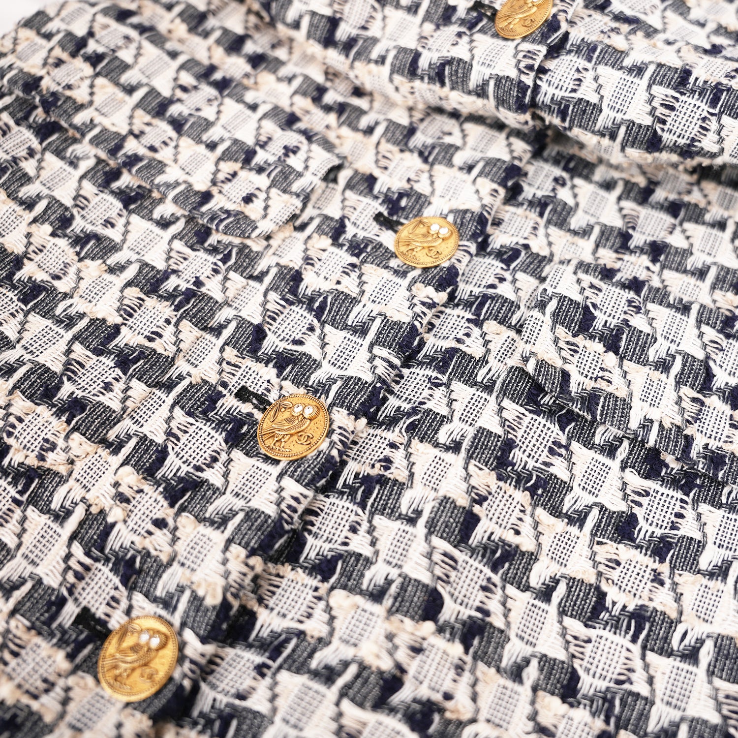 Chanel Abito Tweed Navy e Bianco con Bottoni Gioiello Dorati