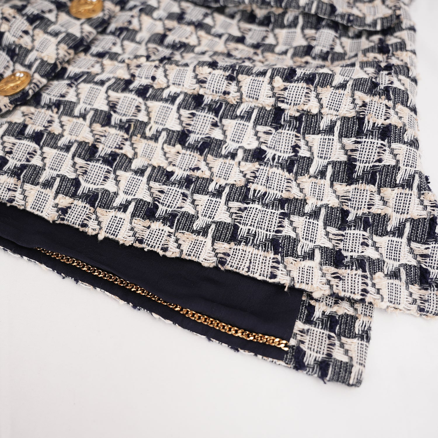Chanel Abito Tweed Navy e Bianco con Bottoni Gioiello Dorati