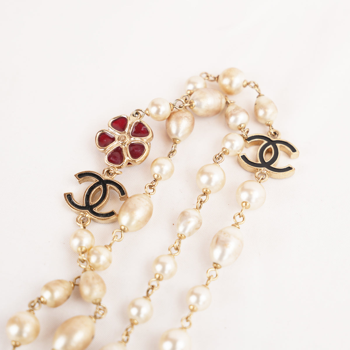 Chanel Collana Lunga Vintage del 2009 con Perle Bianche, Charm Camelia e Logo CC in Metallo Dorato