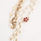 Chanel Collana Lunga Vintage del 2009 con Perle Bianche, Charm Camelia e Logo CC in Metallo Dorato