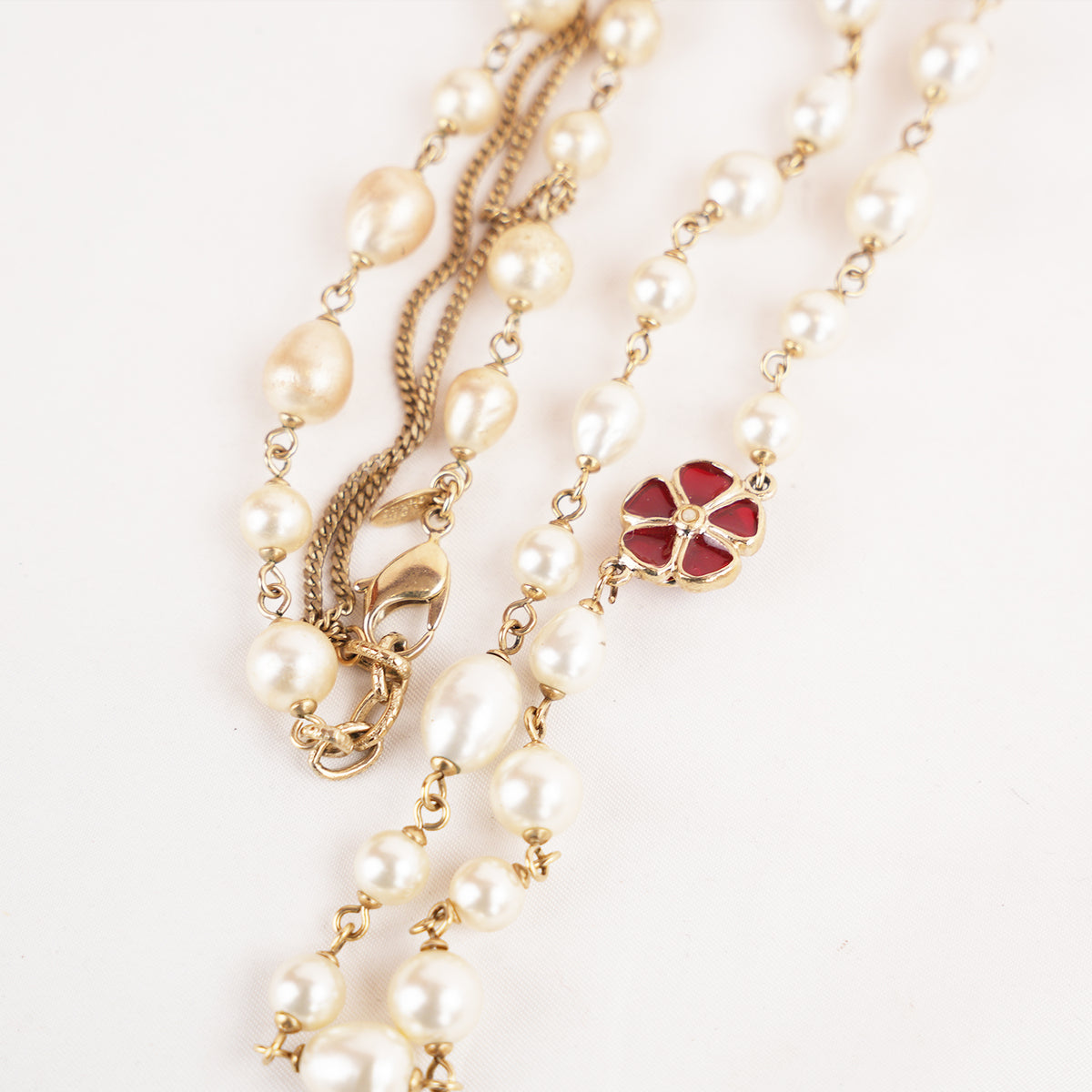 Chanel Collana Lunga Vintage del 2009 con Perle Bianche, Charm Camelia e Logo CC in Metallo Dorato