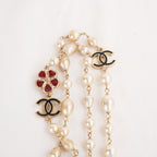 Chanel Collana Lunga Vintage del 2009 con Perle Bianche, Charm Camelia e Logo CC in Metallo Dorato