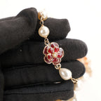 Chanel Collana Lunga Vintage del 2009 con Perle Bianche, Charm Camelia e Logo CC in Metallo Dorato